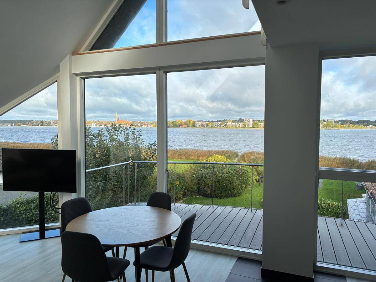 Ganze Wohnung, Lichtdurchflutete Ferienwohnung mit direktem Schleiblick in Fahrdorf, Schleswig & Umgebung