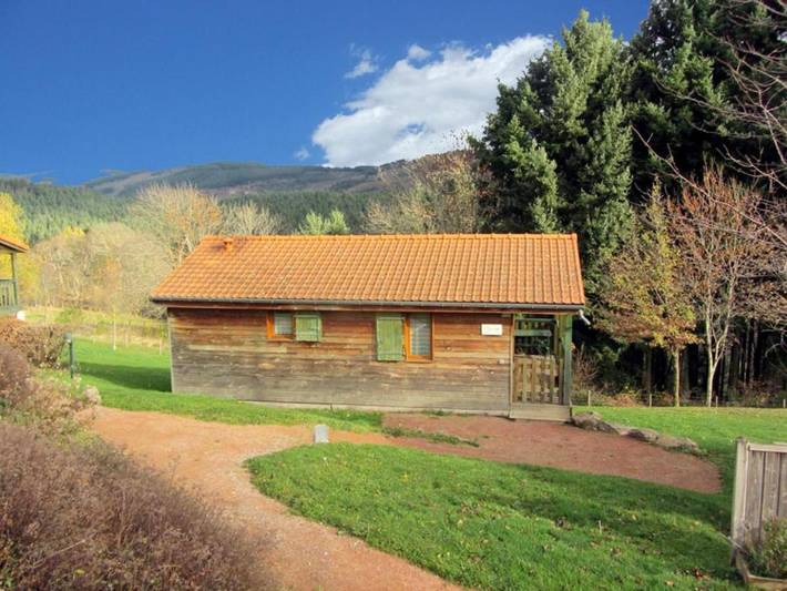 Location de vacances pour 4 personnes, avec terrasse ainsi que piscine et jardin, animaux acceptés dans Les Noës