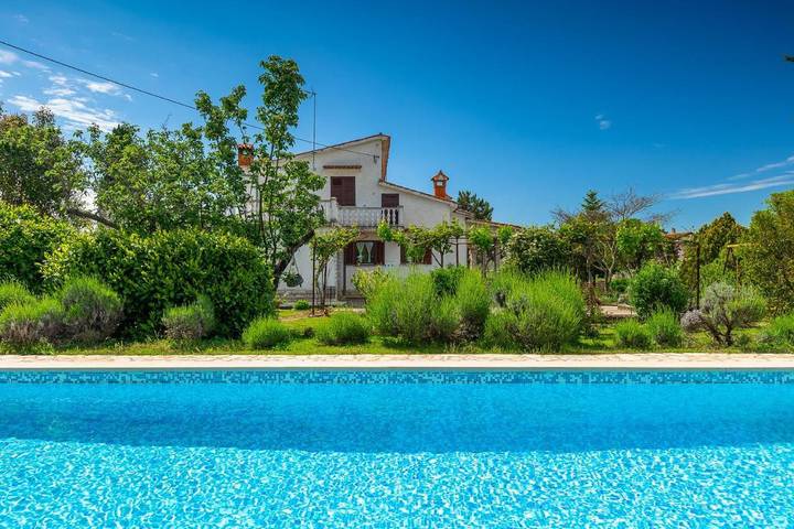 Ferienwohnung für 4 Personen, mit Pool und Ausblick sowie Garten, mit Haustier