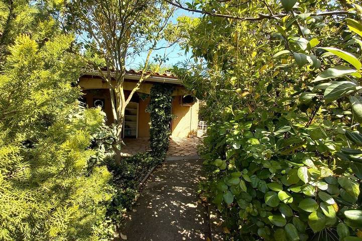 Location de vacances pour 6 personnes, avec terrasse ainsi que piscine et jardin à Castelnau-d'Aude