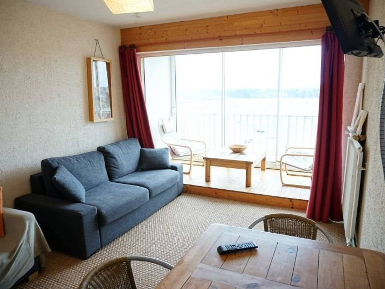 Entire apartment, Duplex apartment with terrace, sea view, 100m from beaches, Trégastel in Trégastel, Pink Granite Coast