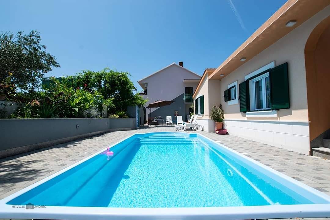 Ganze Wohnung, 1-Zimmer-Ferienwohnung mit Pool Okrug Donji, Ciovo A-25498-d in Okrug Donji, Ciovo