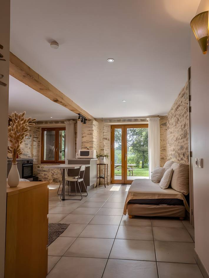 Entire studio, Holiday Home “Studio de la Fontaine” with Mountain View, Wi-Fi, and Air Conditioning in Les Cammazes, Lauragais