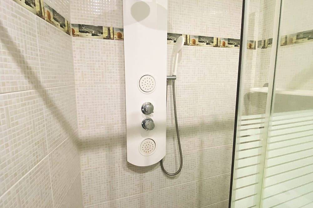 Blue House Pantin, between waves and meadows in Valdoviño, Galician Coast