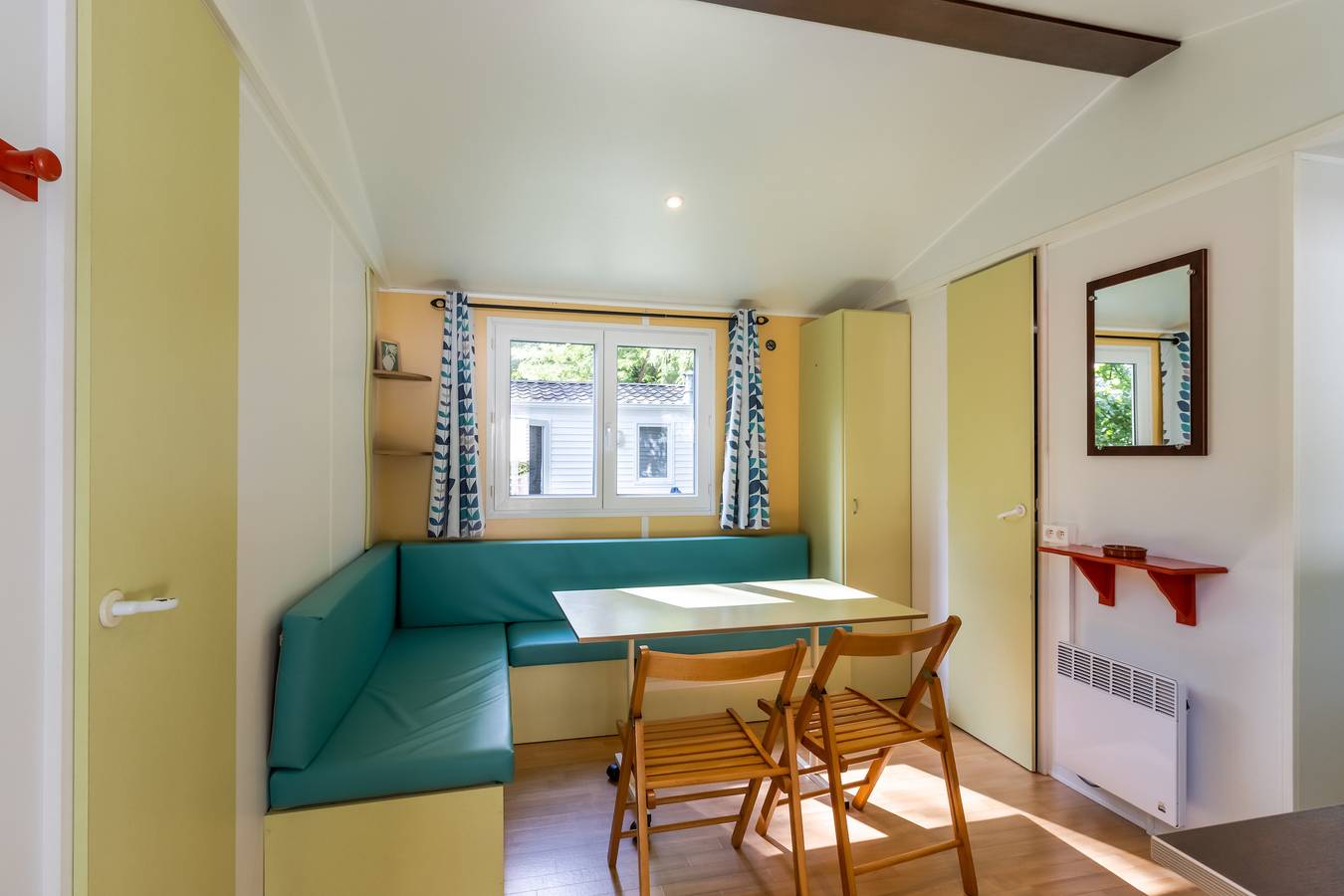 Mobile Home 'Le Tilleul' avec piscine partagée, terrasse privée et jardin privé in Saint-Pompont, Périgord Noir