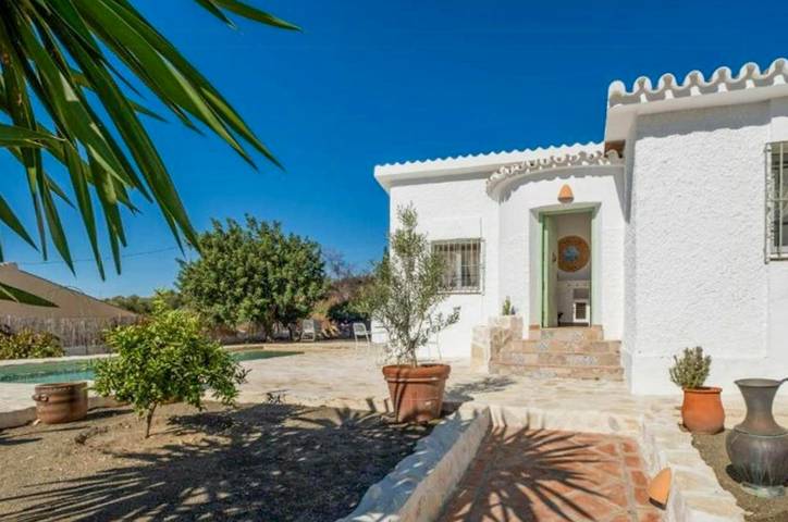 Villa im rustikalen Stil mit Pool in Alcaucín in Venta Baja, Alcaucín