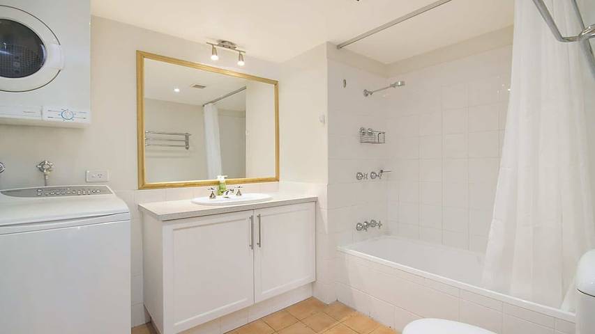 Holiday rental for 3 people, with balcony and hot tub as well as pool in Coolangatta