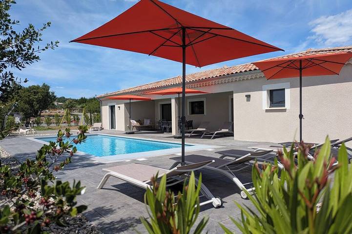 Villa per 8 persone, con terrazza e piscina nonché giardino in Joyeuse