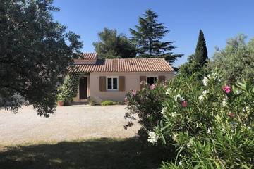 Gîte pour 4 personnes, avec terrasse et jardin à Éguilles