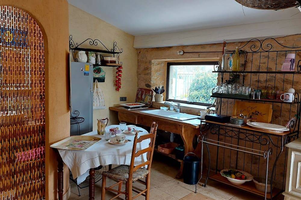 L olivier sur la place    chambre d hotes    studio25m2 in La Rochegiron, Région de Forcalquier