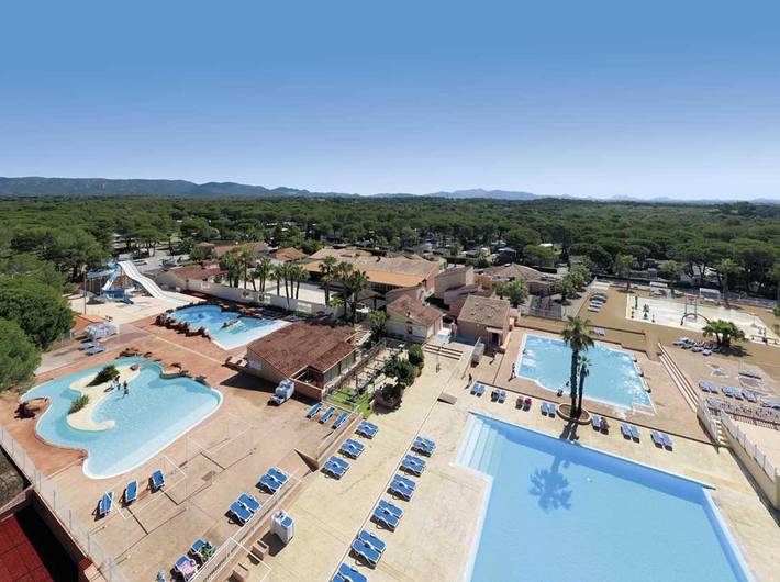 Camping pour 6 personnes, avec vue ainsi que piscine et terrasse, animaux acceptés