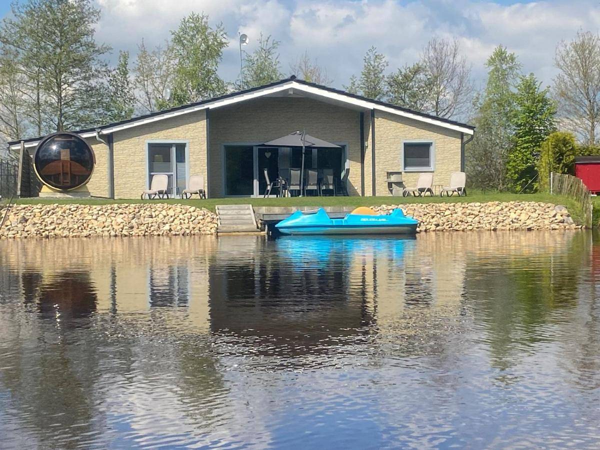 Ferienhaus Deluxe, direkt am See, mit hauseigener Panorama Außensauna, zwei Badezimmern, Tretboot, Kamin, in direkter nähe zum Kinderspieleparadies sowie Reit- und Ponyhof, 1 bis 8 Personen in Twist, Emsland
