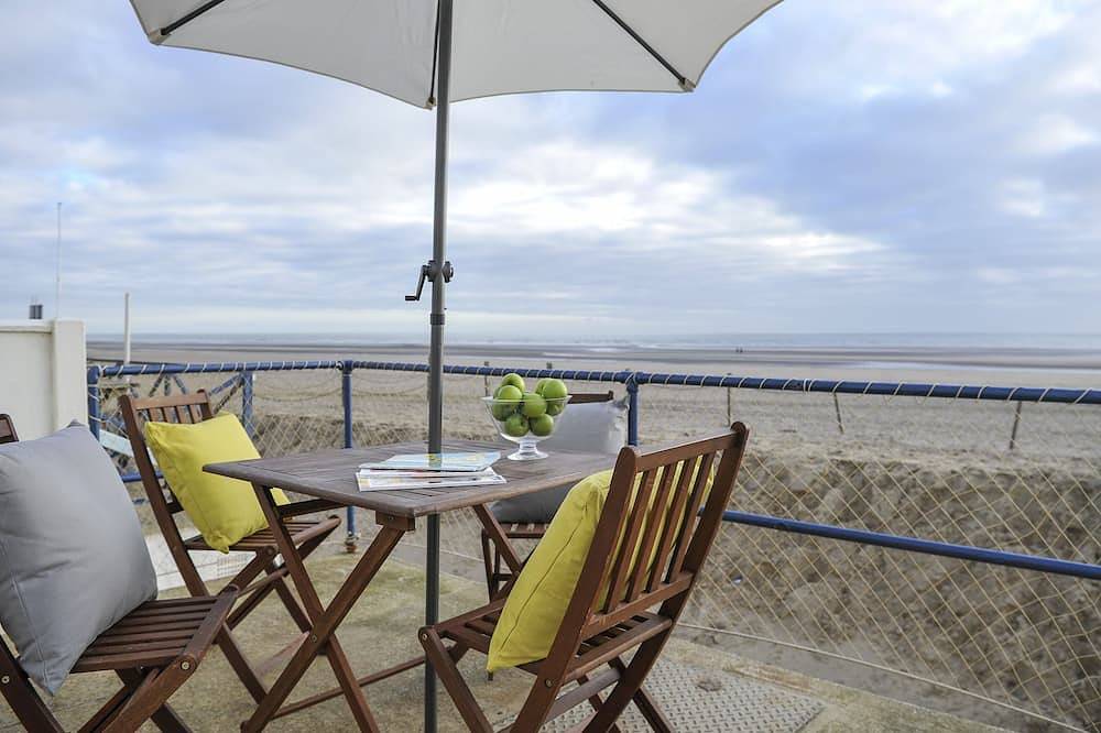 Beach Front Cottage with Direct Access to Stunning Sandy Beach, Dunes & Sea View in Camber Sands, Camber