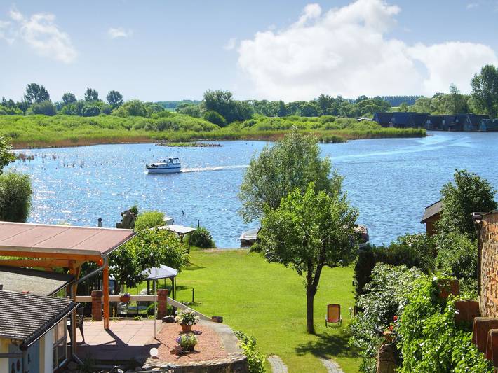 Ferienwohnung für 5 Personen, mit Terrasse und Garten sowie Seeblick und Ausblick, mit Haustier in Röbel-Müritz
