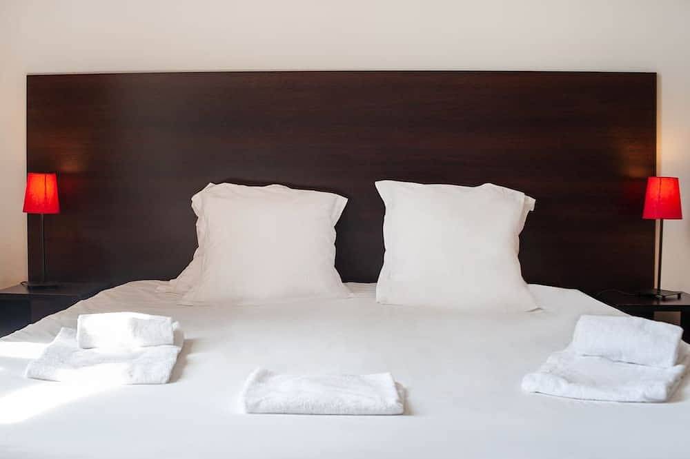 Entire apartment, Proche du Centre | Piscine Extérieure Chauffée in Dinan, Dinan region