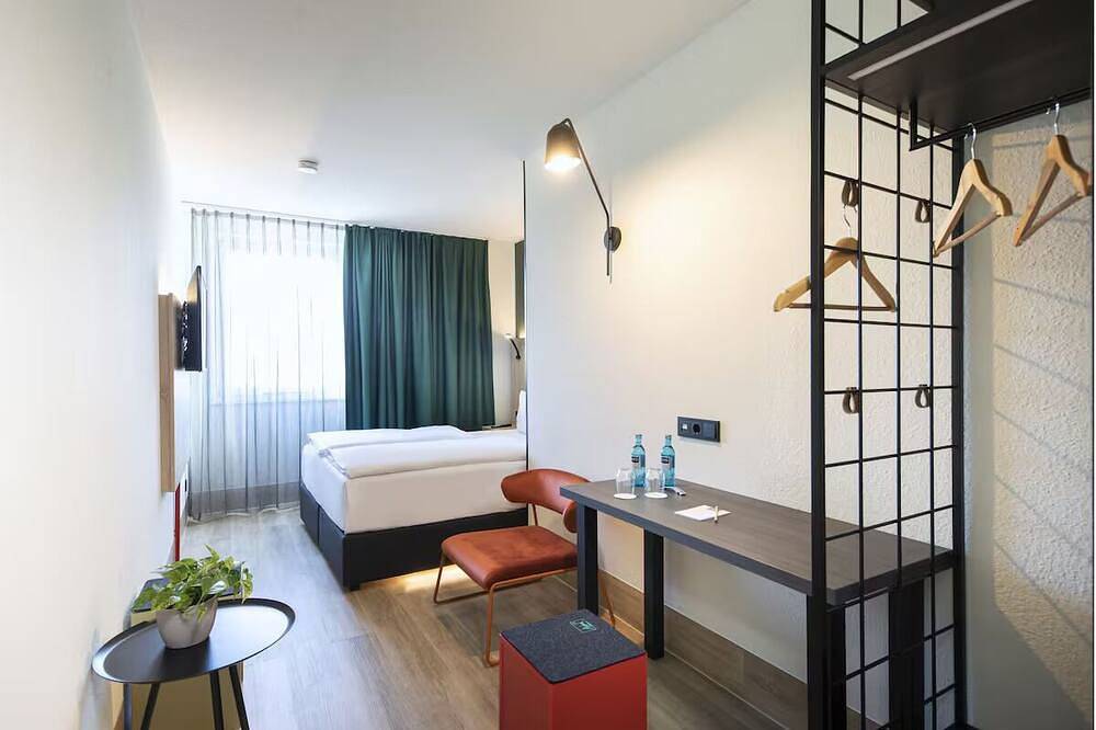Elegant Business Escape |Twin Room | Easy Downtown Access | Pets Welcome in Stuttgart, Stuttgart Region