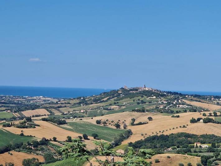 Ferienwohnung für 6 Personen, mit Terrasse und Ausblick in Montelupone