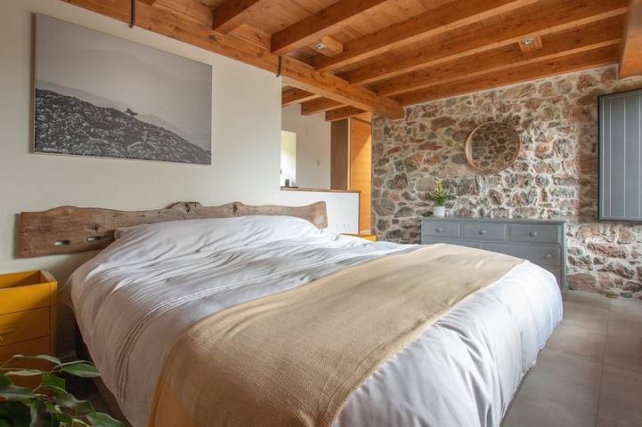 Views of the Picos de Europa in a house designed for all seasons in Cangas de Onís, Côte Cantabrique