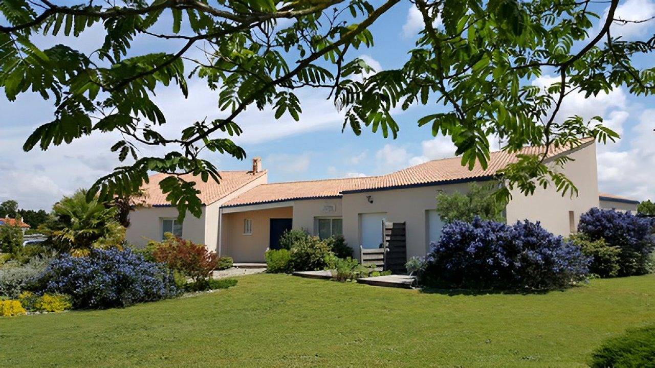 B and B Le Bonheur est dans le Pré - Chambre jaune in Saint-Just-Luzac, Côte de Beauté