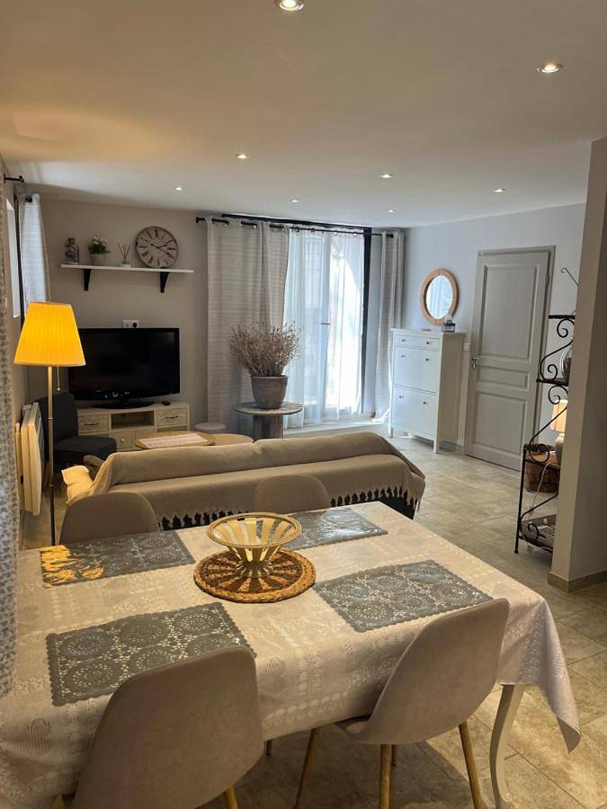 Appartement entier, Apartment in Céreste, Parc naturel régional du Luberon