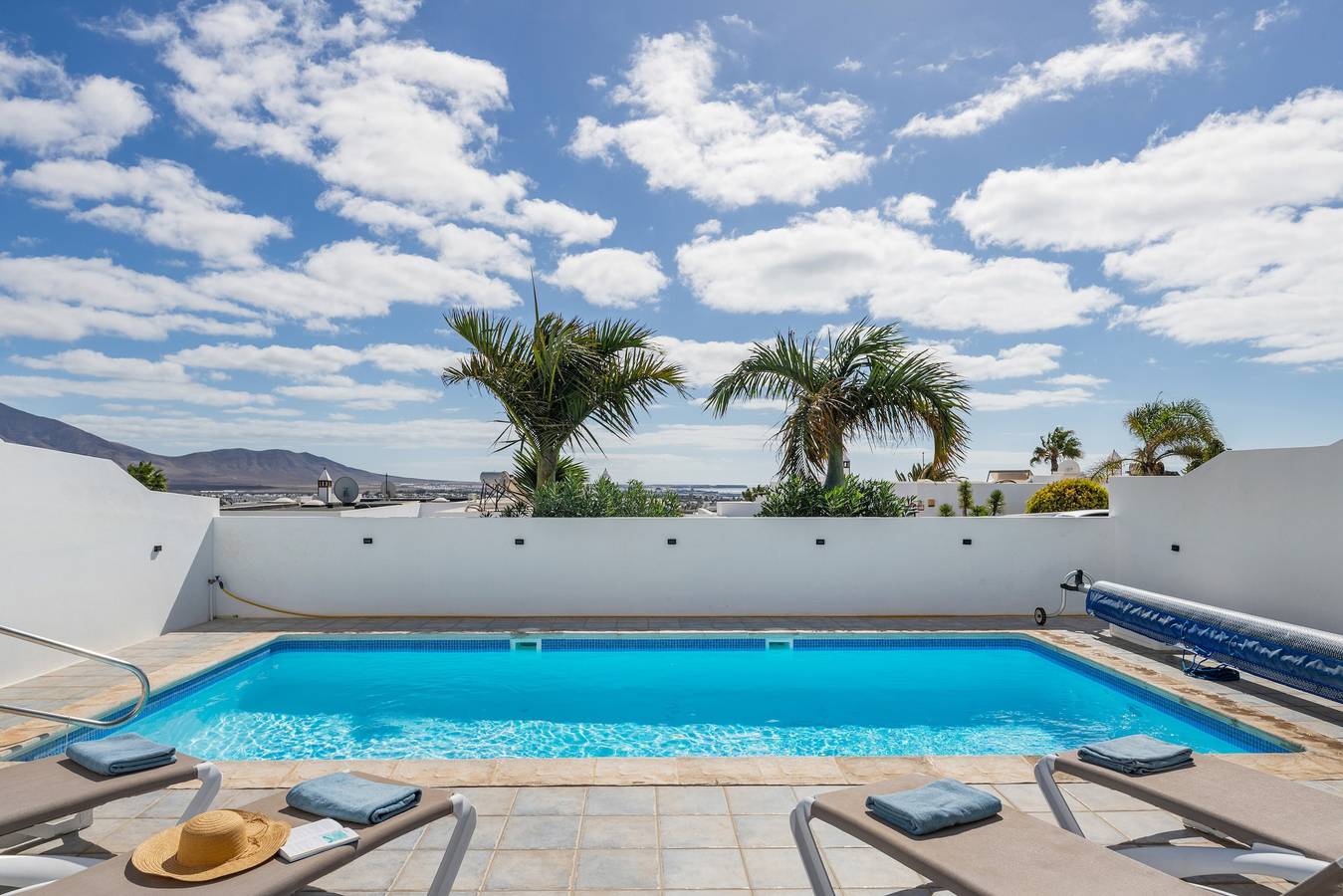 Holiday Villa 'Nitho' with Sea View, Private Pool and Wi-Fi in Playa Blanca, Yaiza