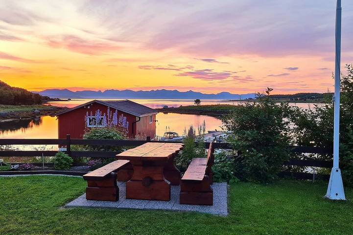 Ganze Wohnung, Prima Lofoten apartment by the seafront with midnight sun. in Hadsel