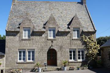 Gîte pour 10 personnes, avec jardin et terrasse, animaux acceptés à Kerlaz