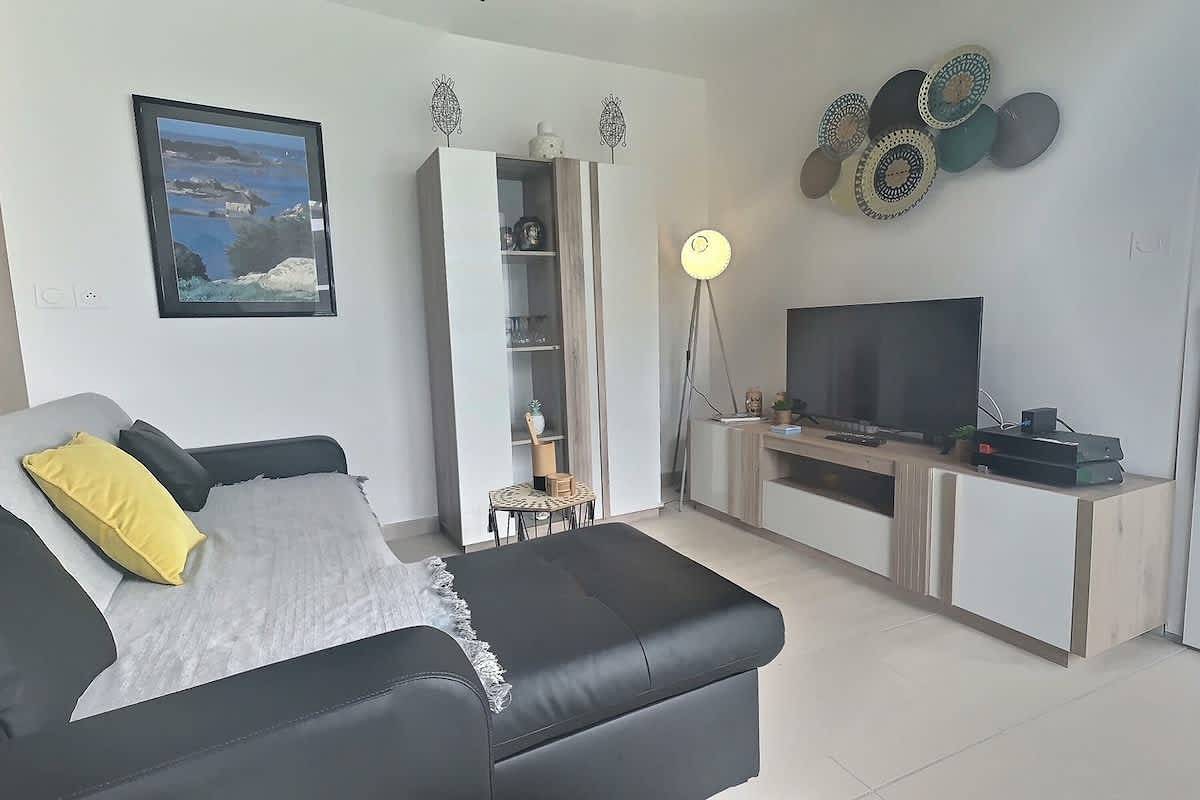 Entire apartment, Loggia Verde -Cosy apartment with terrasse 450m fr in Sérignan, Côte d'Améthyste