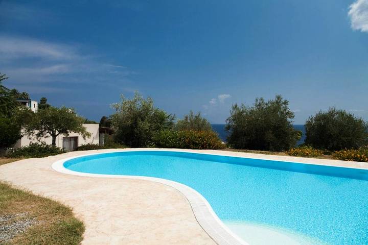 Location de vacances pour 2 personnes, avec piscine ainsi que jardin et vue à Santa Marina Salina - 3