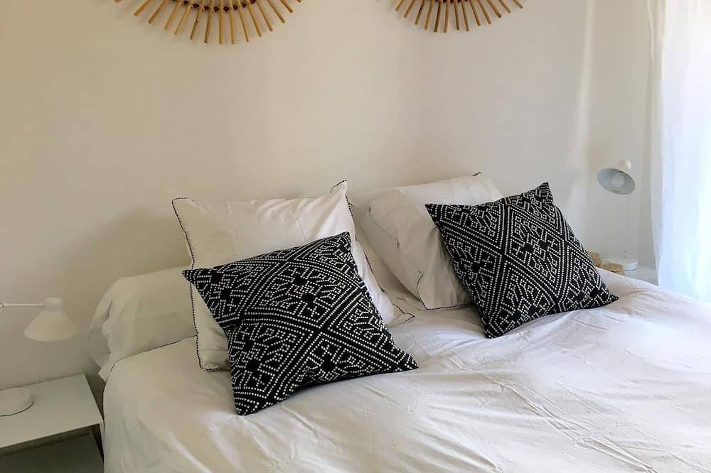 Entire apartment, Apartment 2 Steps From Place Des Lices In Residence With Pool And Parking in Saint-Tropez, Mediterranean Coast (France)
