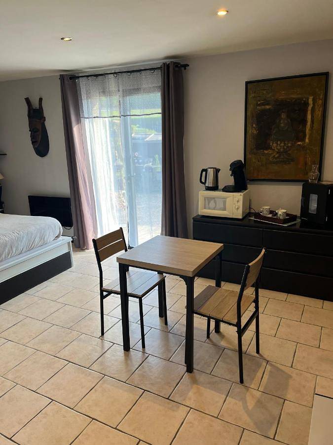 King Room with Roll-In Shower - Disability Access in Criquetot-sur-Longueville, Région de Dieppe
