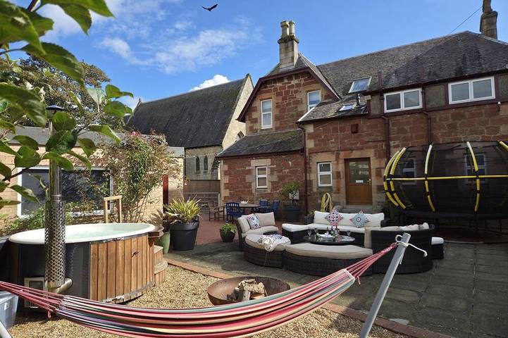 Holiday rental for 14 people, with hot tub and garden in Largs