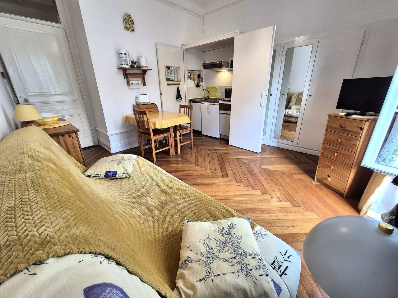 Entire studio, Very quiet for this studio! in Aix-les-Bains, Chambéry region