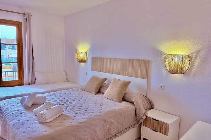 Apartamento entero, Sa Caleta Apartamento con piscina junto a la playa in Cala Blanes, Ciudadela