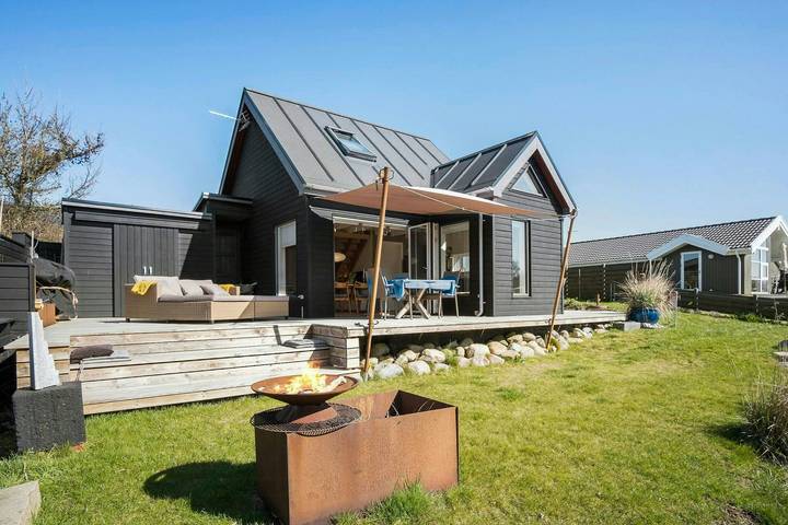 Schönes Tiny House mit Blick auf den Bach in Bro Strand, Kleiner Belt