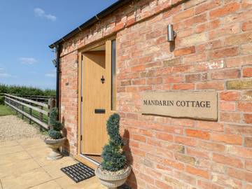 Log Cabin for 4 People in Melton, Leicestershire, Photo 2