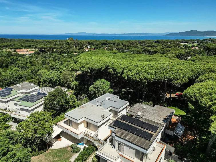 Villa Bliss: Luxe Apartment with Parking, A/C & Garden, 800m to Beach in Castiglione della Pescaia, Grosseto Province