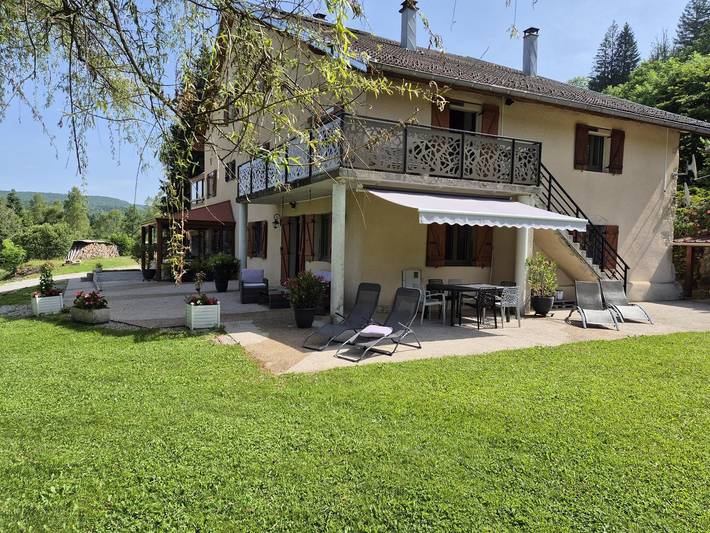 Cozy 90 sqm Wi-Fi Gite with Garden & Chimney. in Cuttura, Parc naturel régional du Haut-Jura