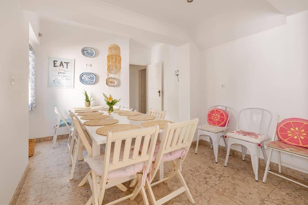 Family Villa in Lisbon ,Heated Pool ,Elevator,Parking,6 Bedrooms,Sleeps 14 in Lisboa, Costa de Lisboa
