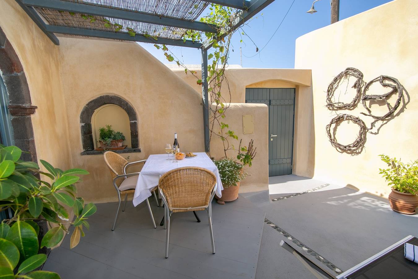 Apartment in A Hotel 'Fireplace' with Wi-Fi and Air Conditioning in Finikia, Santorini