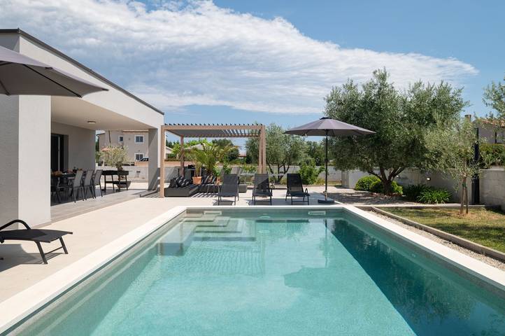 Location de vacances pour 6 personnes, avec jardin et piscine, animaux acceptés à Loborika - 2