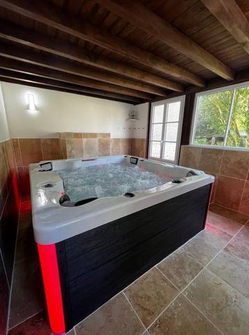 Gîte pour 12 personnes, avec jardin et terrasse ainsi que piscine et jacuzzi à Saint-Ouen-les-Vignes