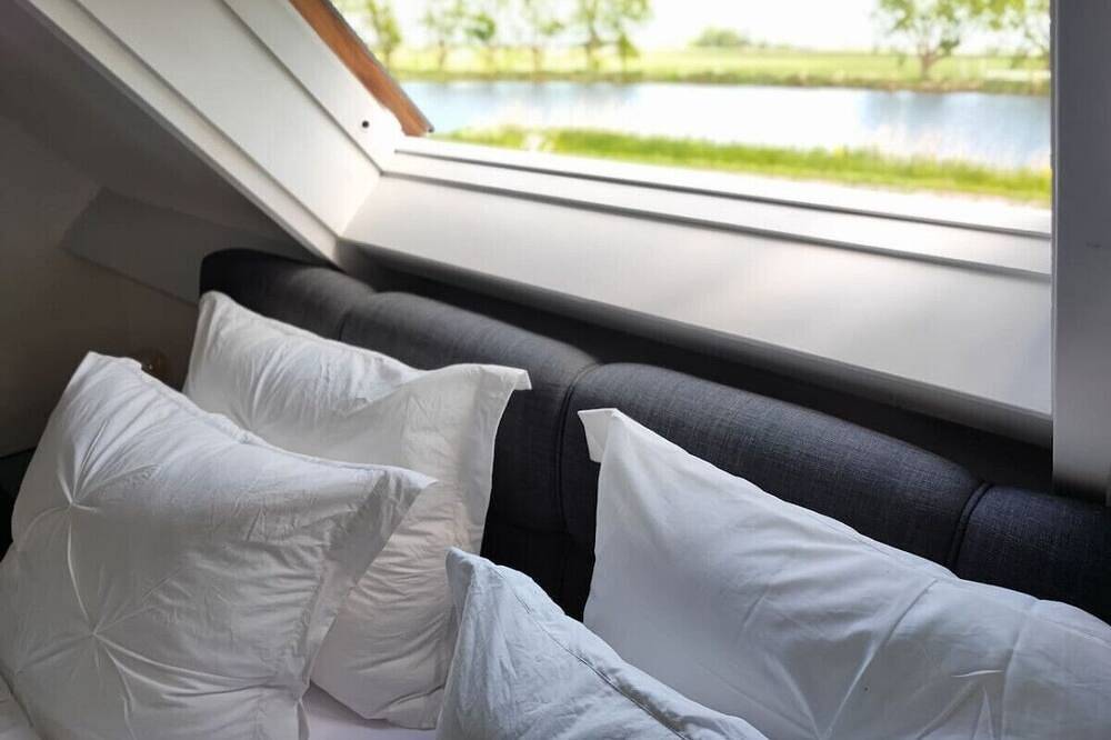 Guesthouse at the Amstel river. 2 Private rooms + bathrooms. Close to Amsterdam. in Groene Hart