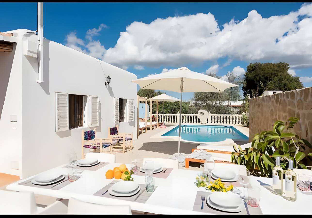 Villa 'Can Marsa' met Uitzicht op de Bergen, Wi-Fi en Airconditioning in Santa Eulària des Riu, Oost-Ibiza