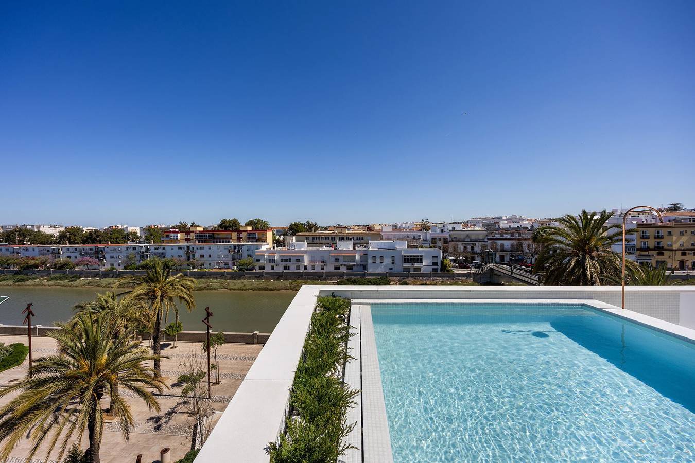 Ganze Wohnung, Ferienwohnung 'Suite Vistas Río 7' mit Gemeinschaftsterrasse, Wlan und Klimaanlage in Chiclana de la Frontera, Costa de la Luz