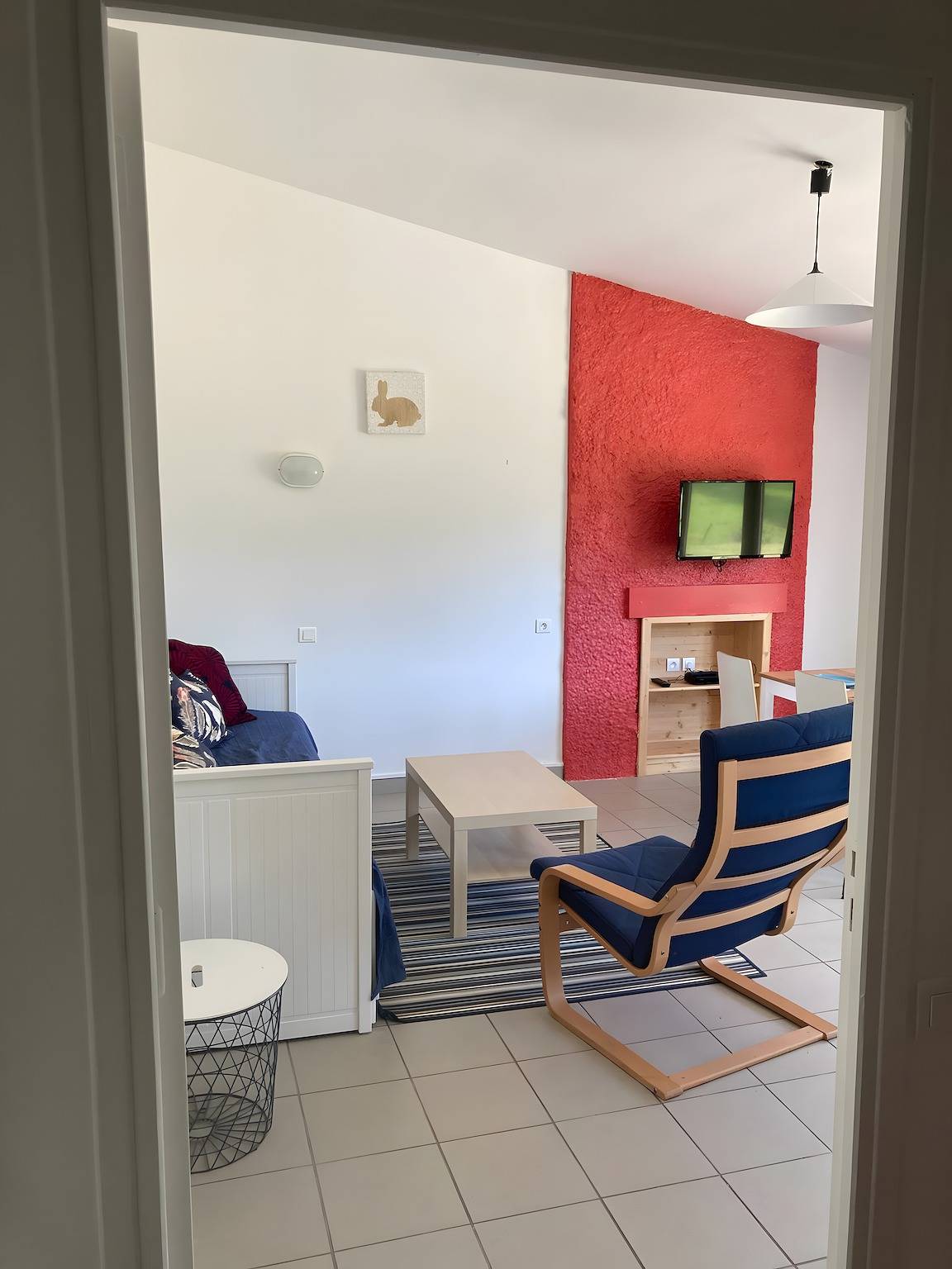Holiday Home 'Joli Gîte Rouge Au Bord Du Lac' with Shared Terrace, Shared Garden and Wi-Fi in Saint-Rémy-sur-Durolle, Livradois-Forez Regional Nature Park