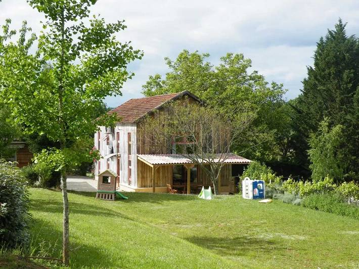 Location de vacances pour 12 personnes, avec jardin ainsi que terrasse et piscine à Le Buisson-de-Cadouin - 2