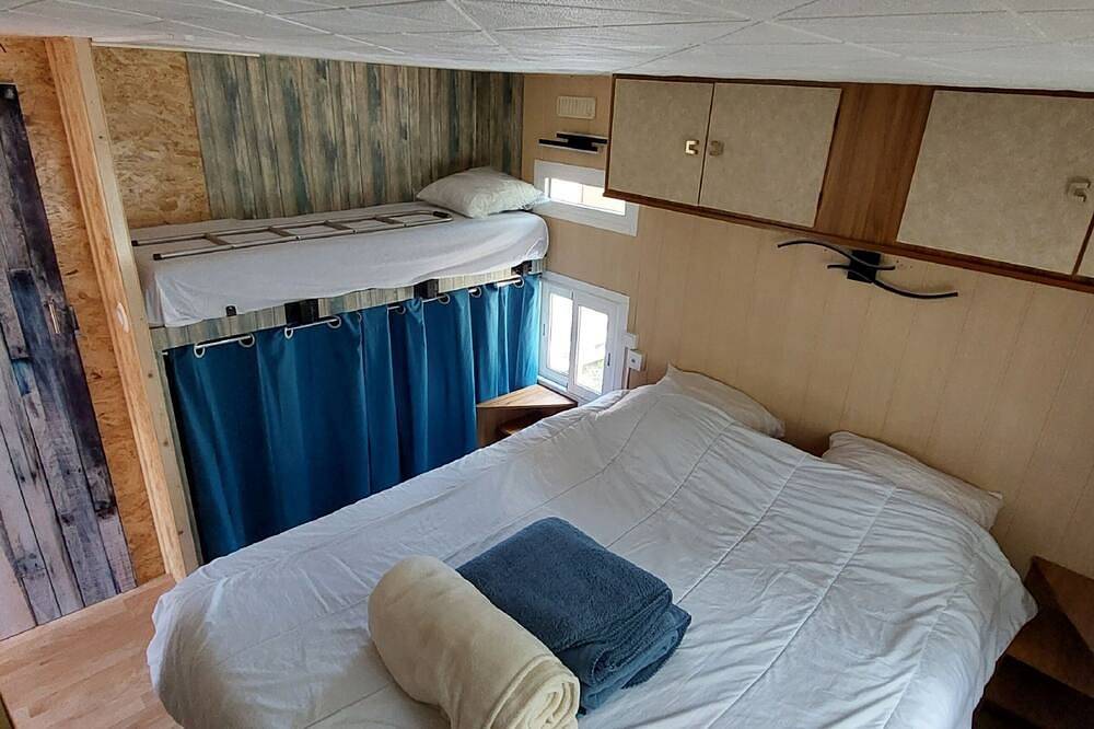 Mobile home atypique style maisonnette de vacance, calme et bucolique in Méjannes-le-Clap, Région d'Alès