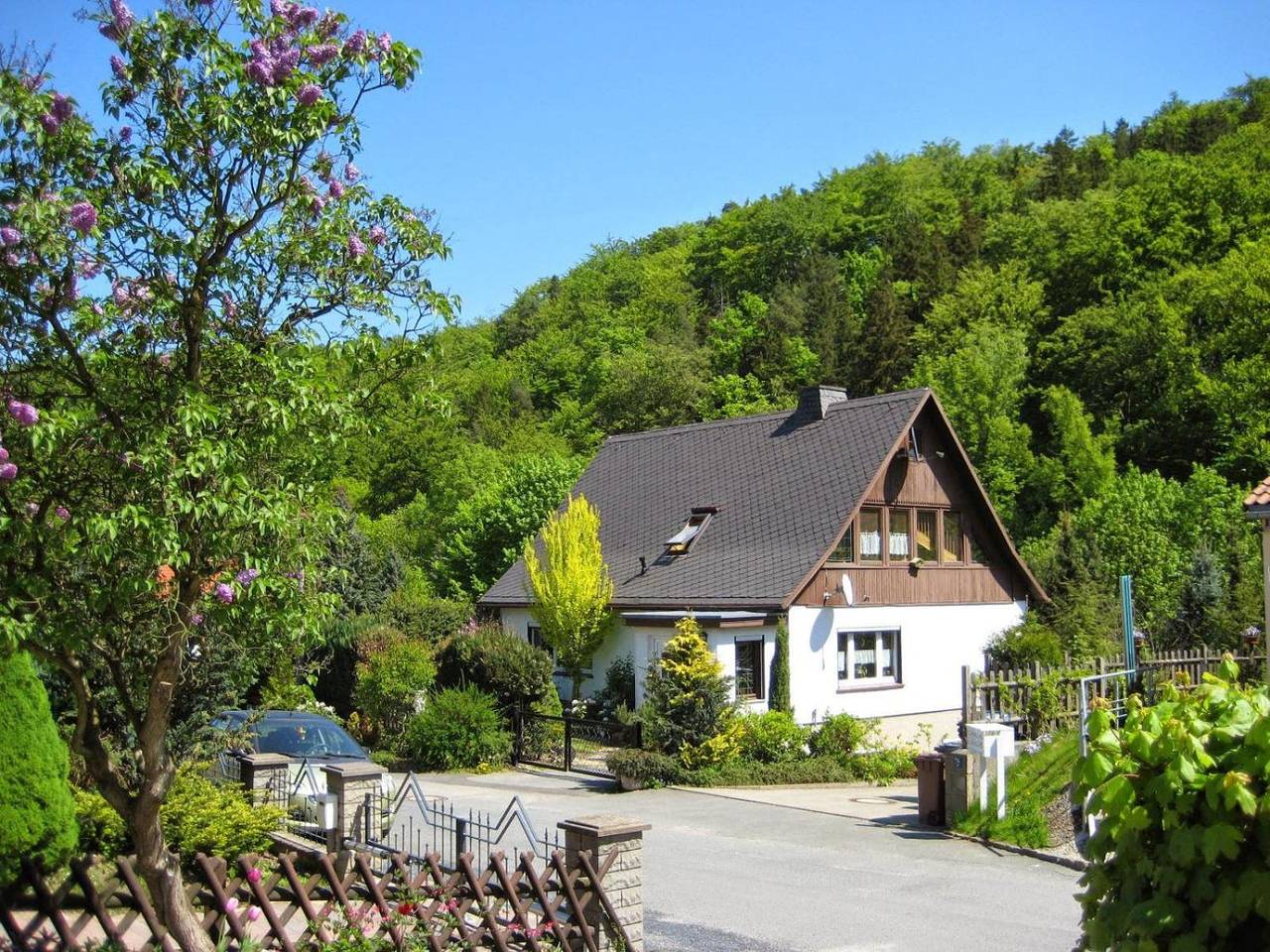 Ganze Wohnung, Ferienwohnung 'Haus Am Waldrand' mit Bergblick, privater Terrasse und Wi-Fi in Freital, Osterzgebirge