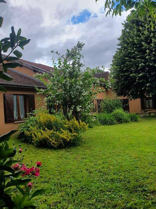 Location de vacances pour 4 personnes, avec Terrasse ainsi que Jardin et Vue à Givry-en-Argonne